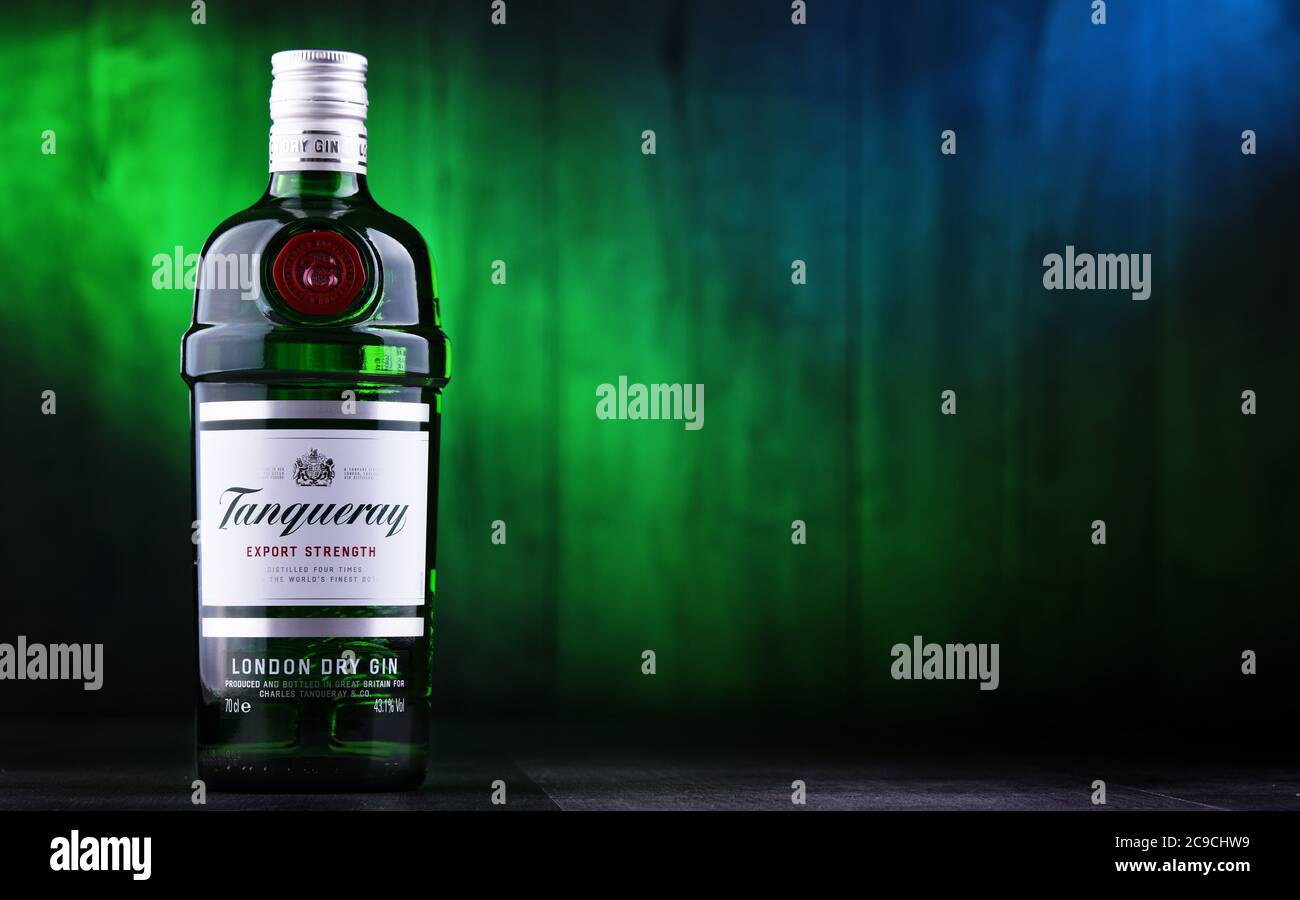 POZNAN, POL - 26 JUIN 2020 : bouteille de Tanqueray, une marque de gin produite par Diageo plc et commercialisée dans le monde entier Banque D'Images POZNAN, POL - 26 JUIN 2020 : bouteille de Tanqueray, une marque de gin produite par Diageo plc et commercialisée dans le monde entier Banque D'Images