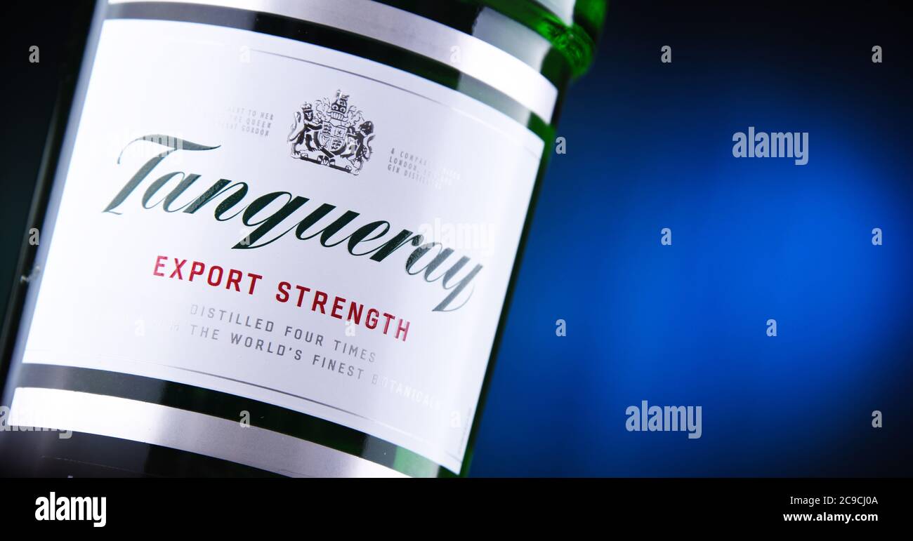 POZNAN, POL - 26 JUIN 2020 : bouteille de Tanqueray, une marque de gin produite par Diageo plc et commercialisée dans le monde entier Banque D'Images POZNAN, POL - 26 JUIN 2020 : bouteille de Tanqueray, une marque de gin produite par Diageo plc et commercialisée dans le monde entier Banque D'Images