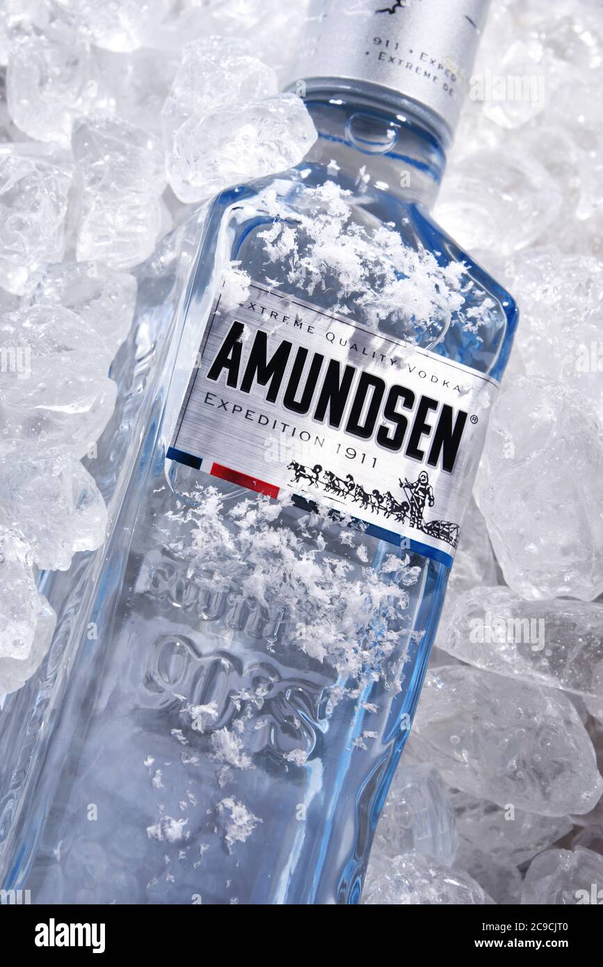 POZNAN, POL - 18 JUIN 2020 : bouteille de Vodka Amundsen, une marque de  vodka produite par Arcus ASA, le plus grand grossiste de vin et d'alcool de  Norvège Photo Stock - Alamy