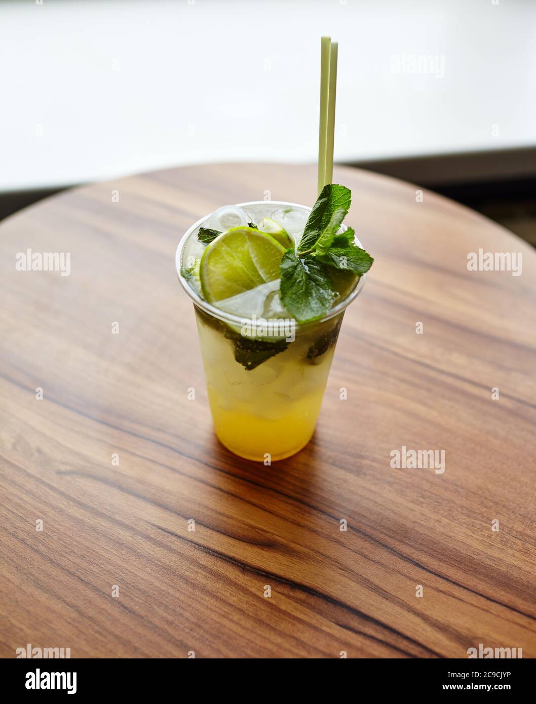 Cocktail Mojito ou soda avec citron vert et menthe sur la table dans bar.image floue, foyer sélectif Banque D'Images