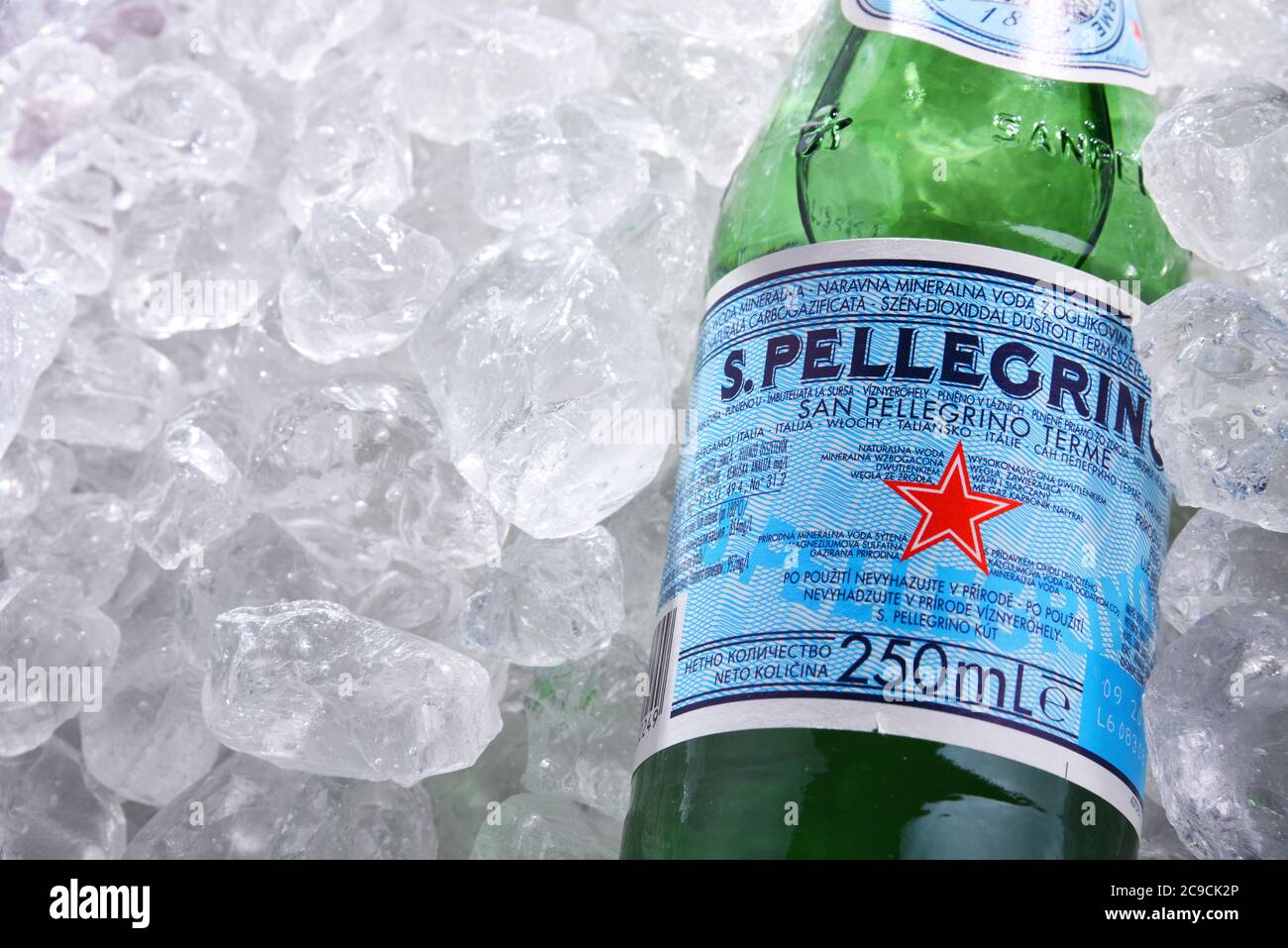 POZNAN, POL - 18 JUIN 2020 : bouteille de San Pellegrino, une marque italienne d'eau minérale fabriquée dans la province de Bergame, Italie. Propriété de Nestlé depuis Banque D'Images