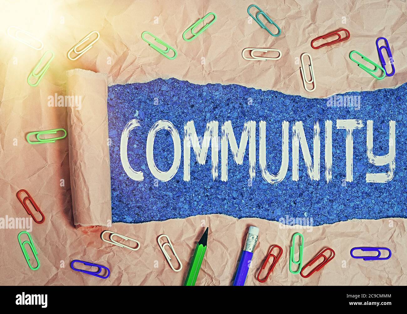 Affiche textuelle indiquant la communauté. Texte de photo d'affaires avec une caractéristique commune ou d'intérêt vivant ensemble roulé déchirées carton déchiré placé au-dessus d'a Banque D'Images