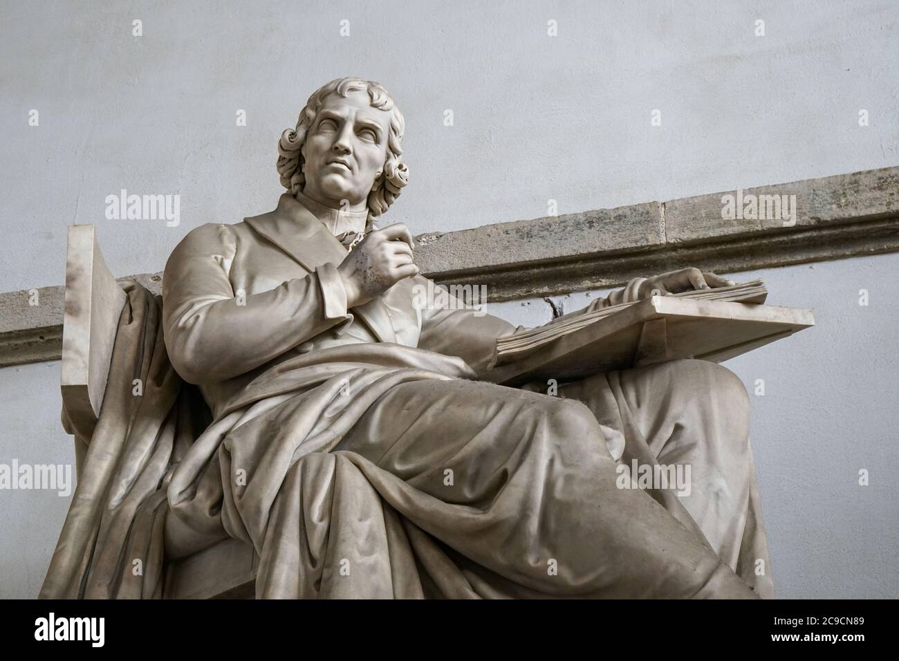 Milan - 6/17/2020 : statue de Parini dans la galerie principale Pinacoteca Brera, Milan Banque D'Images Milan - 6/17/2020 : statue de Parini dans la galerie principale Pinacoteca Brera, Milan Banque D'Images