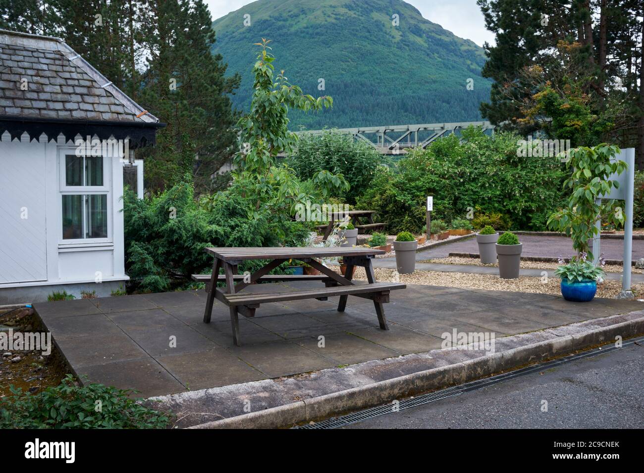 Vue sur le pont Ballachulish depuis le coin salon extérieur de l'hôtel Loch Leven. 11/07/2017 Banque D'Images
