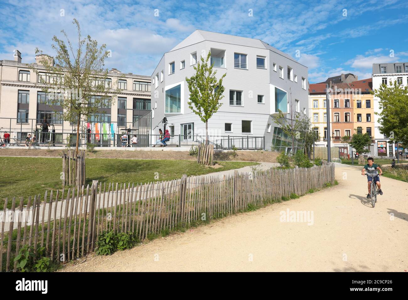 Bruxelles, Belgique - Parc et salle de sport dans le quartier Fontainaspark du centre-ville en juillet 2020 Banque D'Images