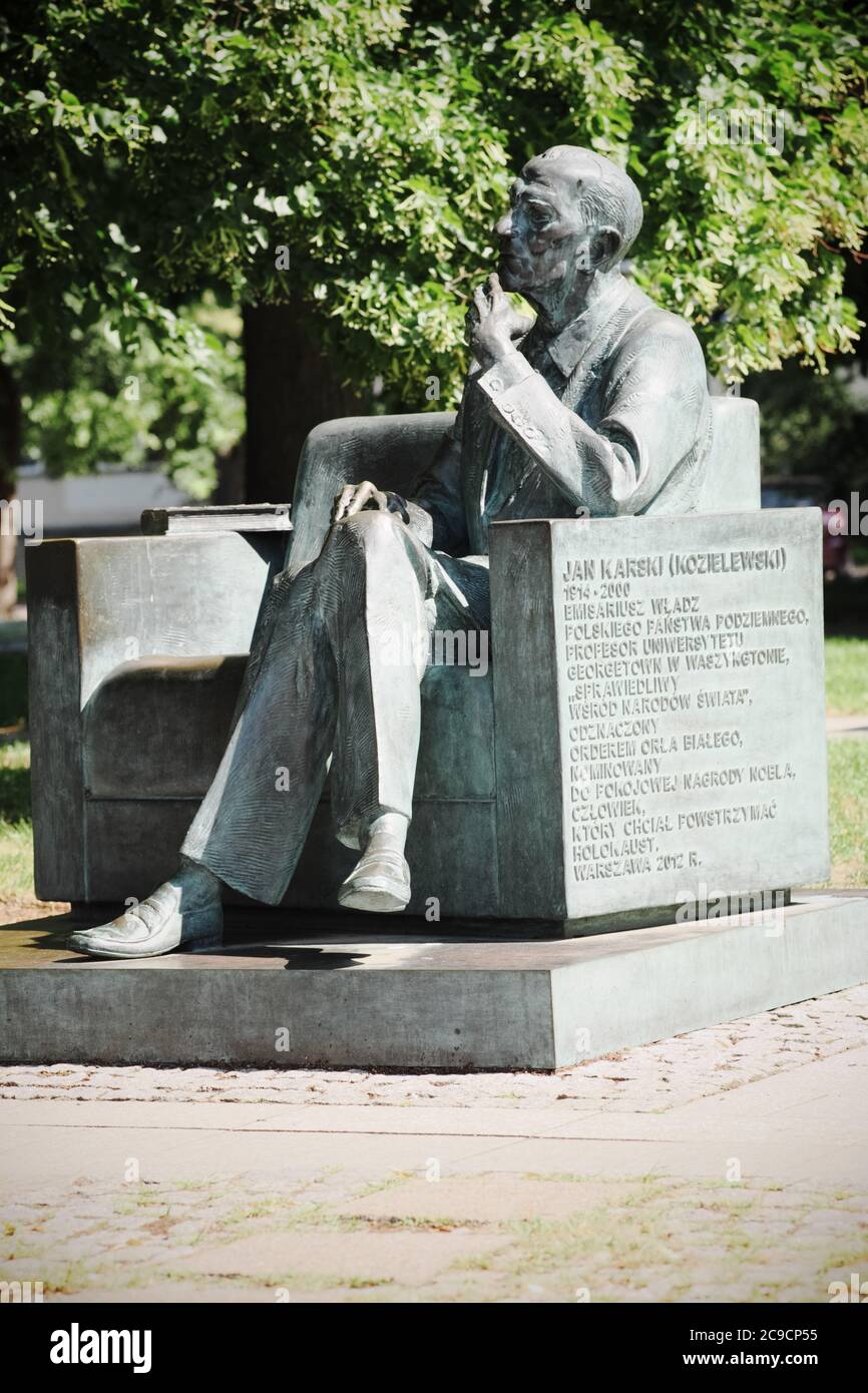Varsovie, Pologne statue de Jan Karski ( né Jan Kozielewski ) un agent secret de l'armée d'origine polonaise de la Seconde Guerre mondiale et un messager de guerre dans le quartier du ghetto de Varsovie Banque D'Images