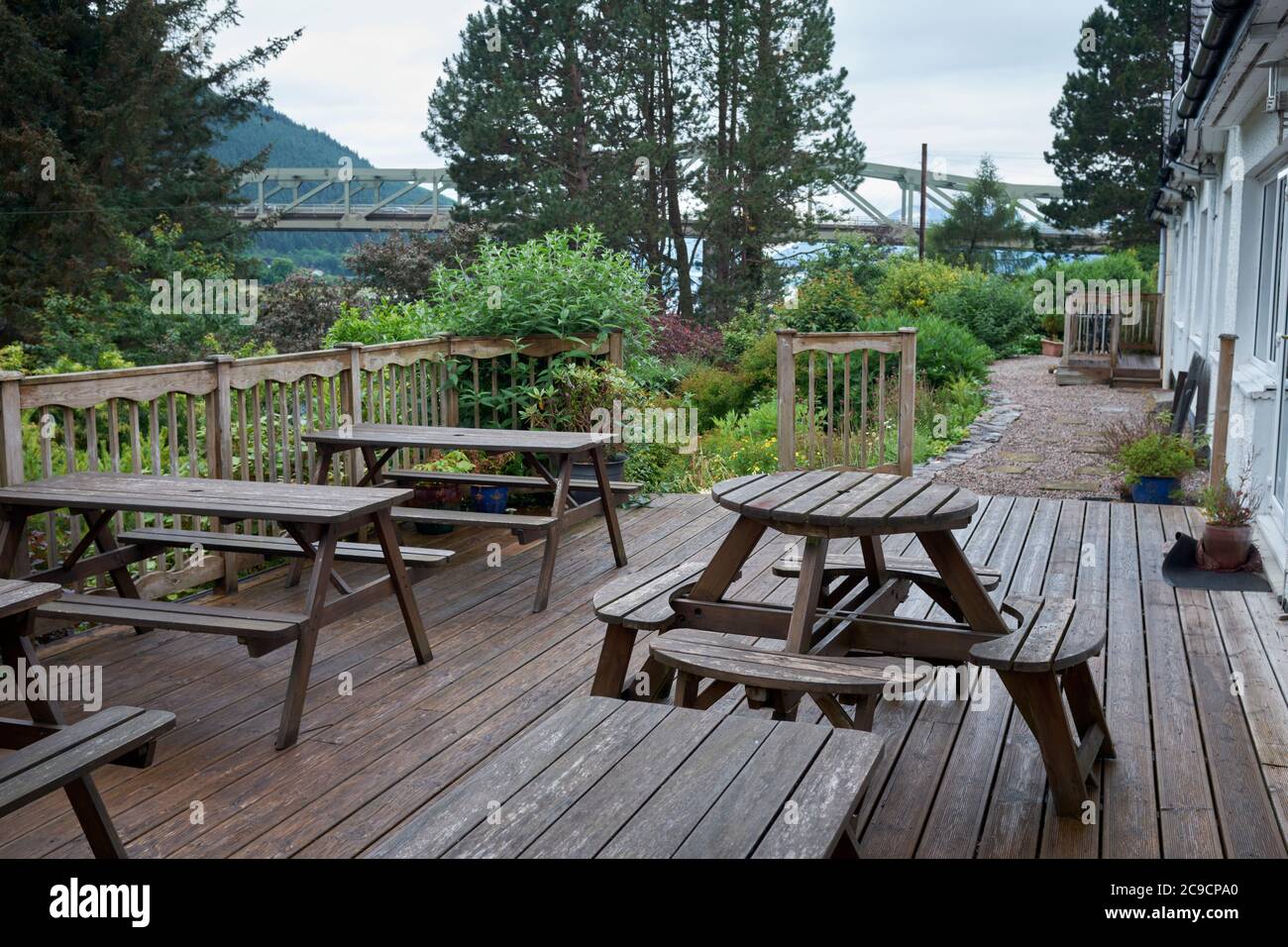 Vue sur le pont Ballachulish depuis le coin salon extérieur de l'hôtel Loch Leven. 11/07/2017 Banque D'Images