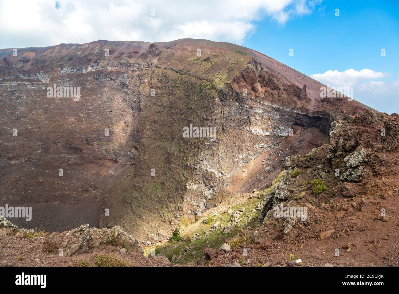 Cratère du volcan Vésuve près de Naples, dans une journée d'été, Italie Banque D'Images