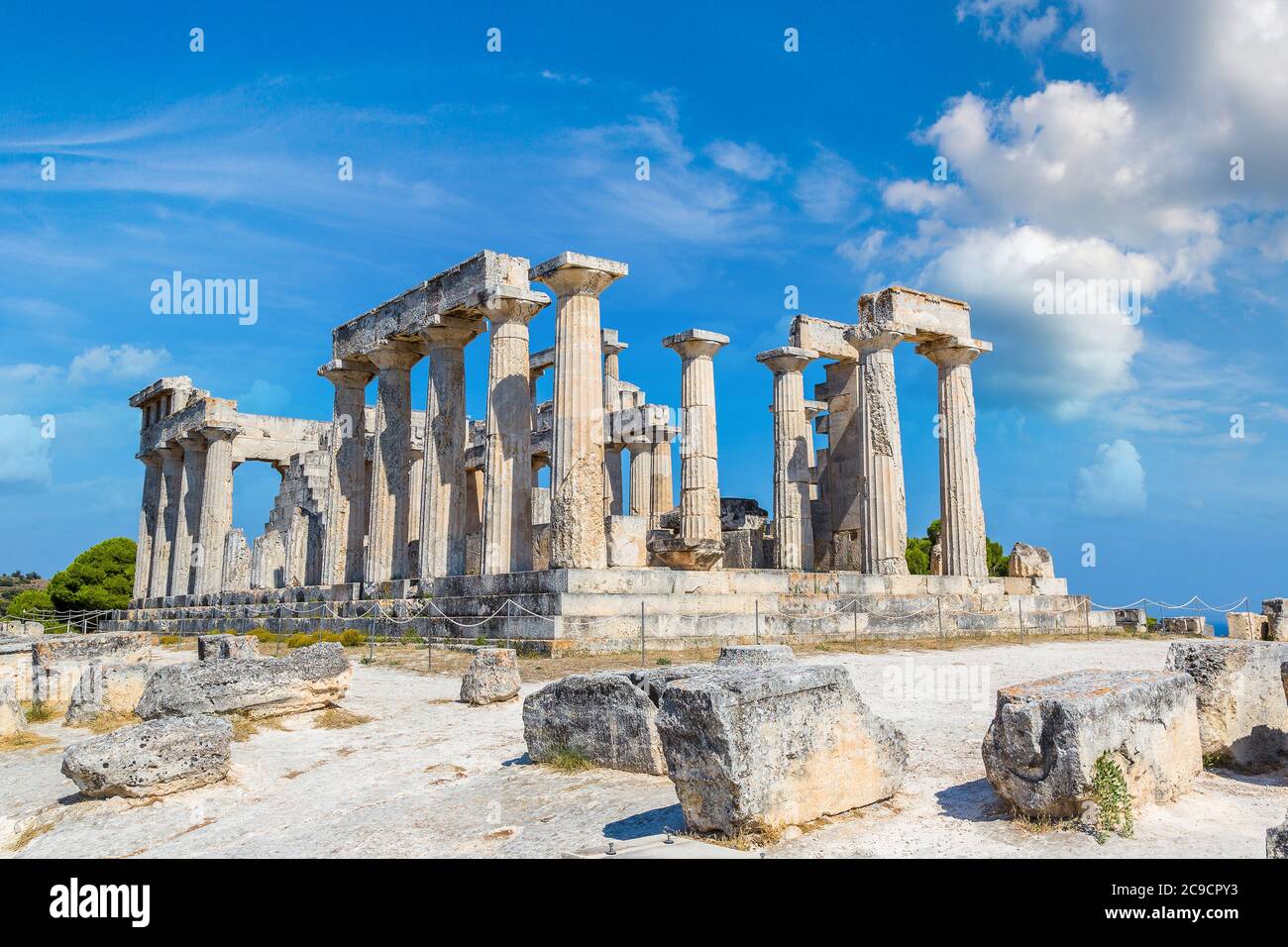 Temple d'Aphaia sur l'île d'Aegina en un jour d'été en Grèce Banque D'Images