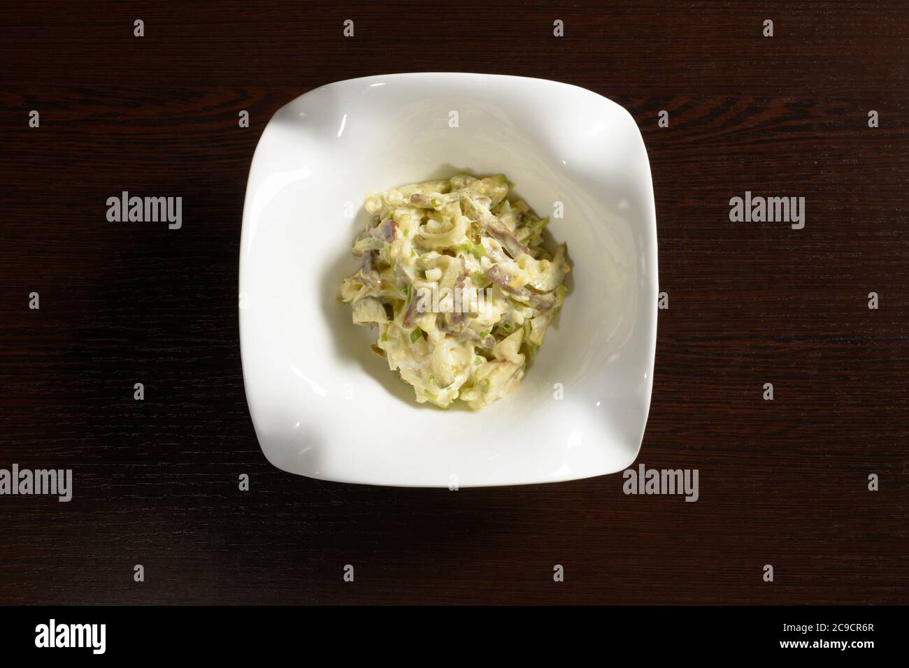 Salade avec bacon et cornichons vue de dessus. Photos des menus du restaurant et du café Banque D'Images