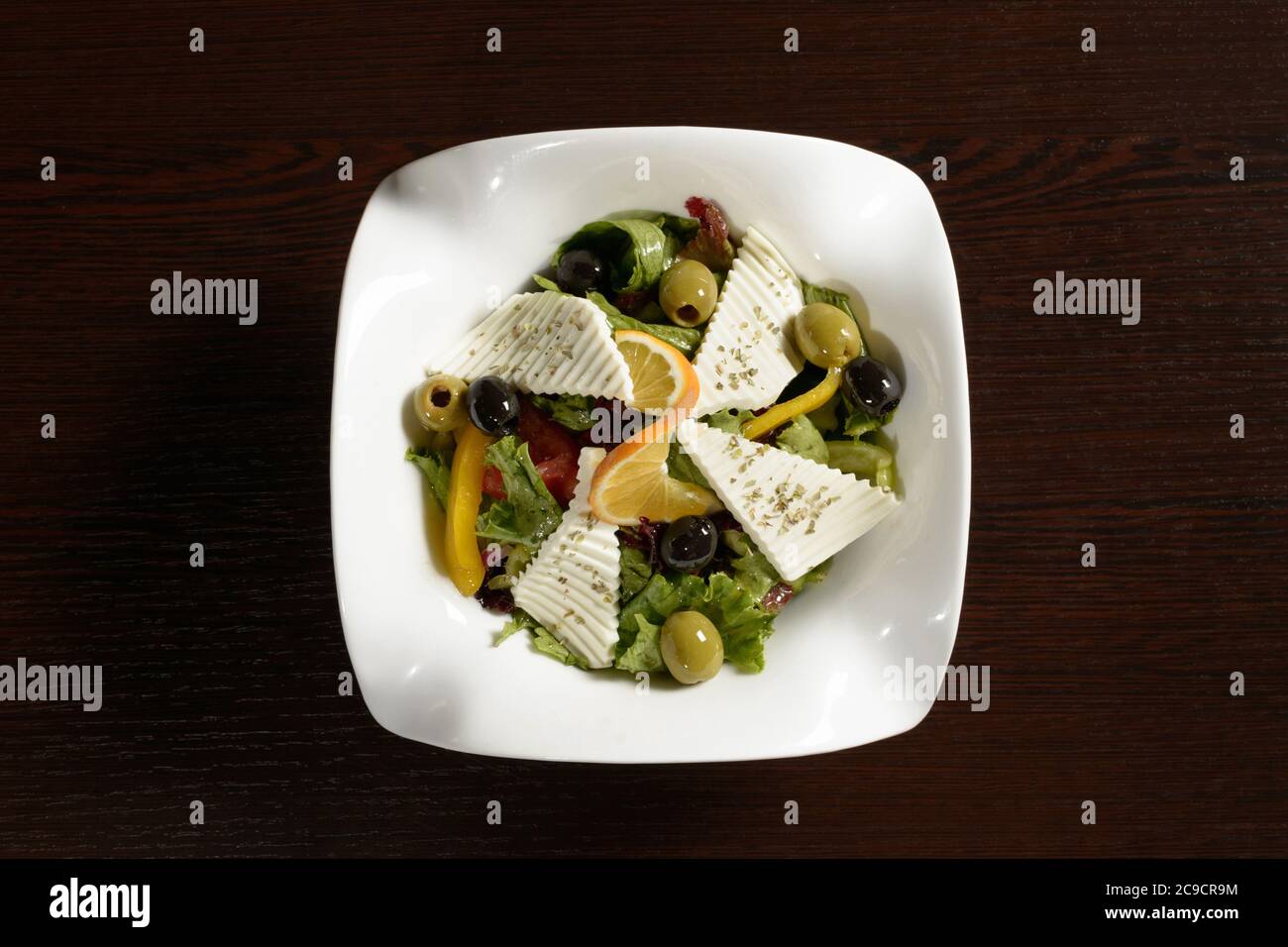 Salade délicieuse avec légumes, olives et fromage, vue de dessus. Photos des menus du restaurant et du café Banque D'Images
