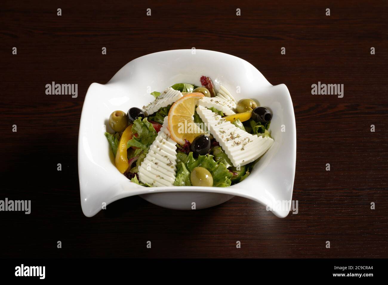 Salade délicieuse et saine aux légumes et au fromage assaisonnés d'huile d'olive. Photos des menus du restaurant et du café Banque D'Images