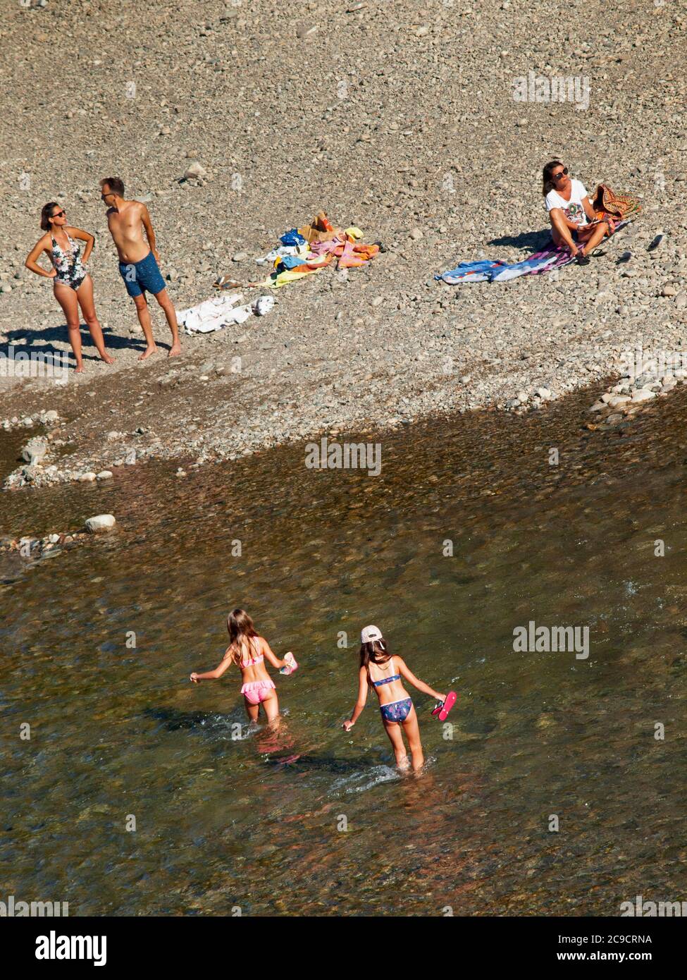 Les gens s'amusent dans la rivière Orb près de Roquebrun Banque D'Images