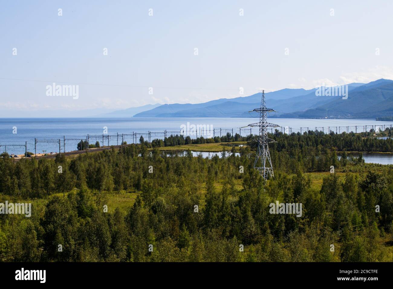 Vue sur la section du chemin de fer transsibérien près de la ville de Slyudyanka, région d'Irkoutsk, Russie. Lac Baikal. Banque D'Images