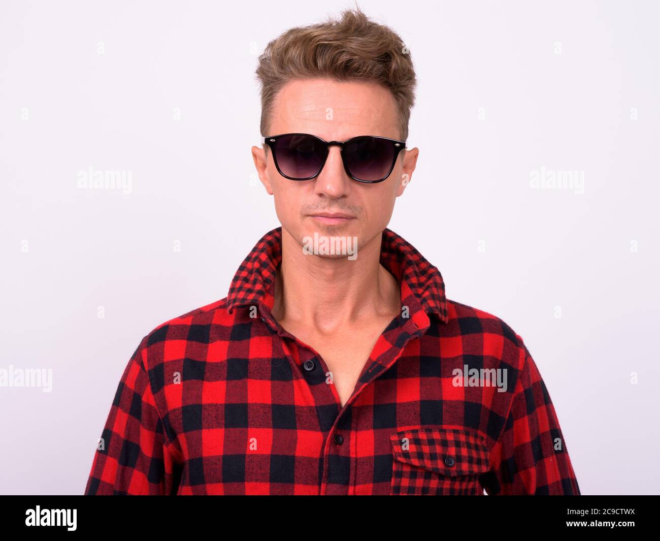 Beau homme aux cheveux bouclés blonds sur fond blanc Banque D'Images
