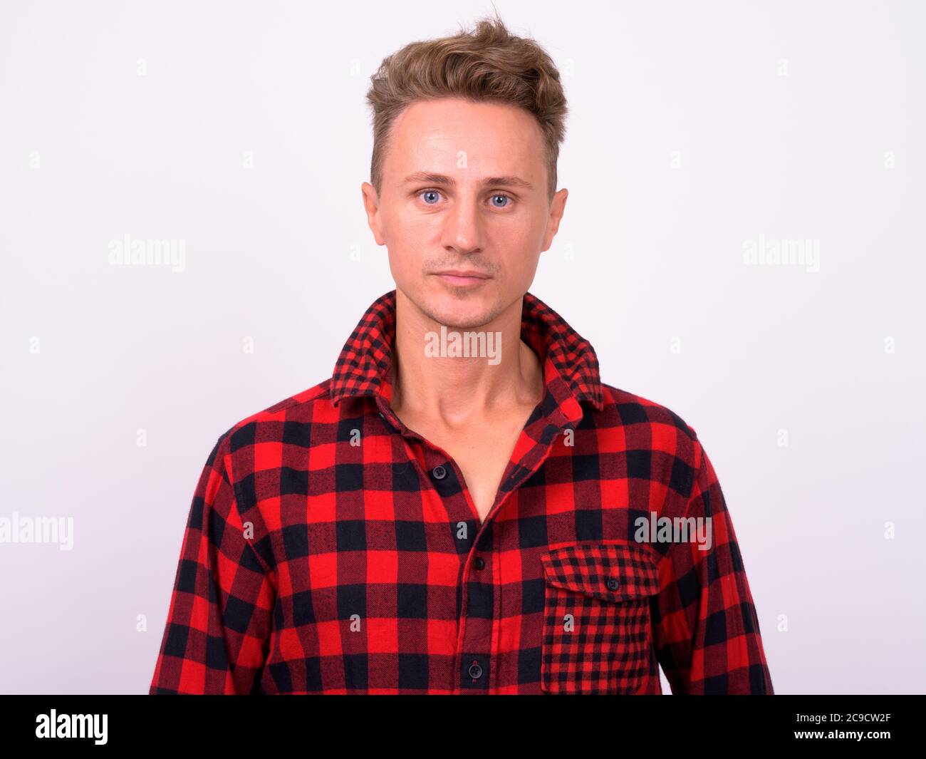 Beau homme aux cheveux bouclés blonds sur fond blanc Banque D'Images