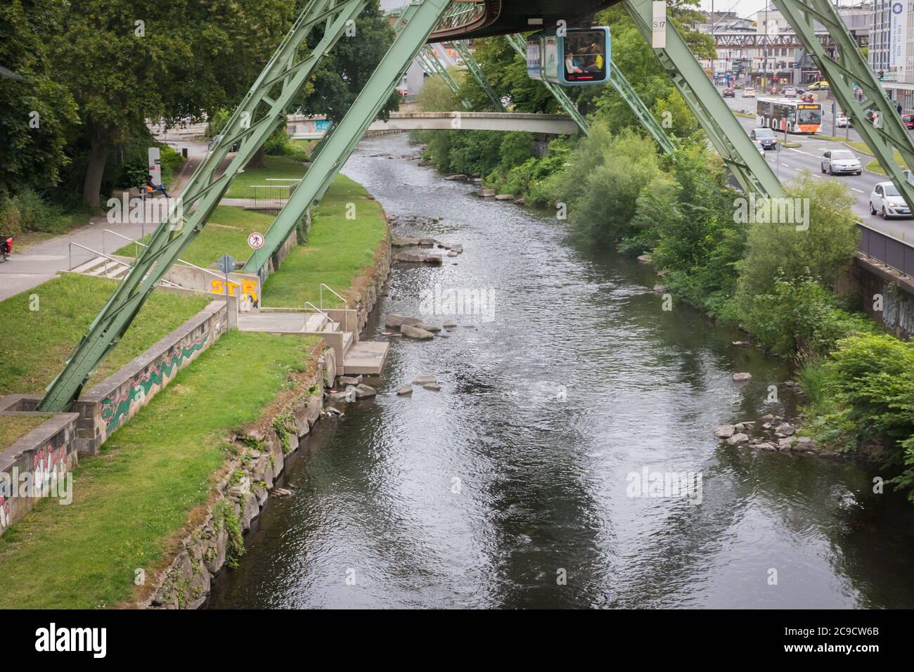 Chemin de fer suspendu à Wuppertal, en Allemagne, construit au-dessus de la rivière Wupper Banque D'Images
