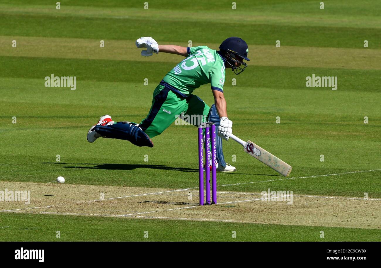 Andy McBrine, de l'Irlande, prend ses marques tandis que le ballon manque les coups de pied lors de la première journée internationale de la série royale de Londres à l'Ageas Bowl, à Southampton. Banque D'Images