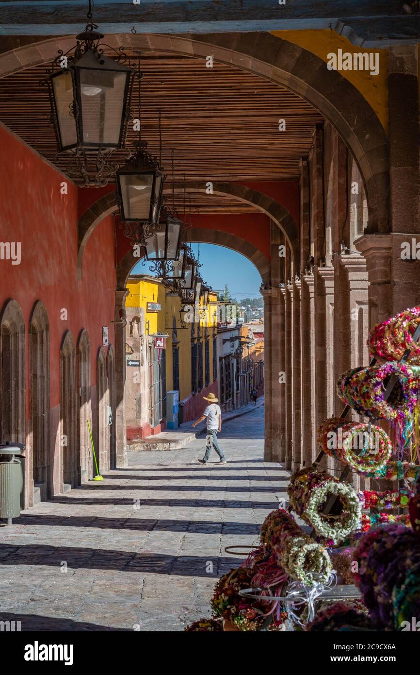 San Miguel de Allende, Mexique - 24 février 2020 : rue colorée de San Miguel de Allende, ville coloniale au Mexique. Patrimoine mondial de l'UNESCO. Banque D'Images
