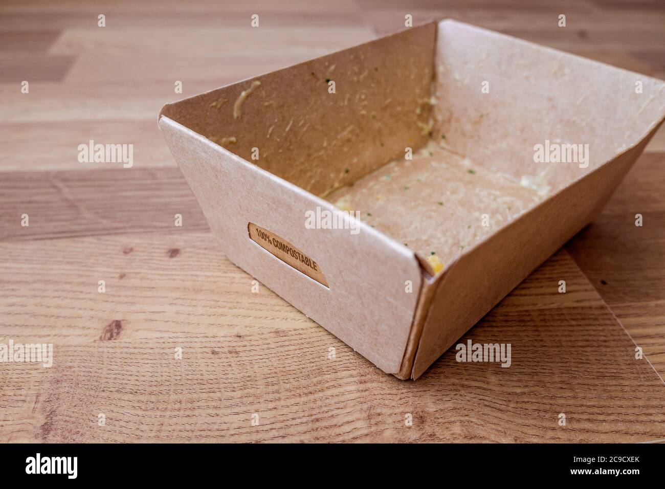 Boîte en carton compostable d'aliments précuits avec restes, prêts à compost  Photo Stock - Alamy