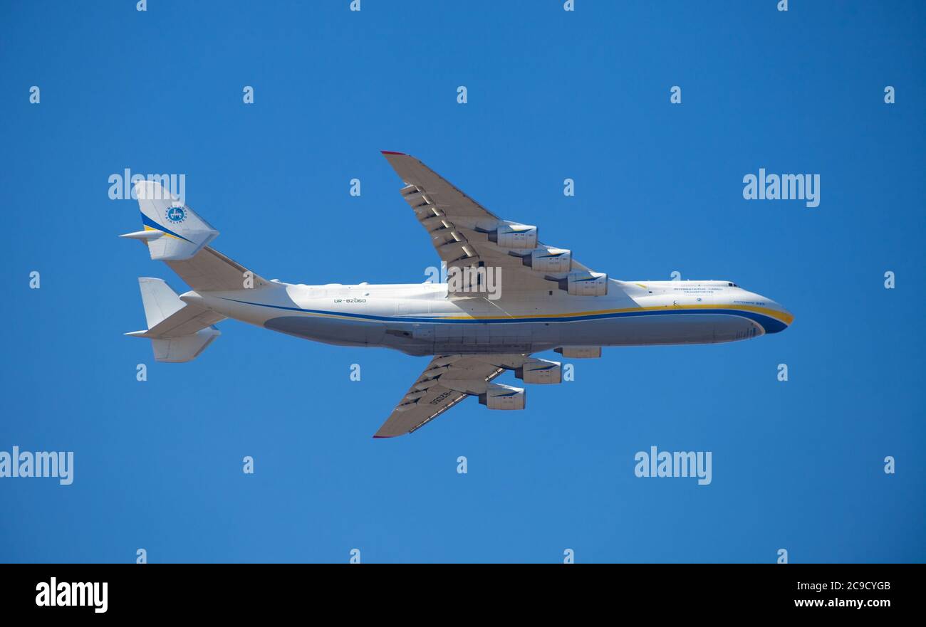 Ukraine, Kiev - 23 avril 2020 : le plus grand avion cargo au monde AN-225 MRIYA Antonov Airlines vole dans le ciel. Avion ukrainien volant. Air Banque D'Images