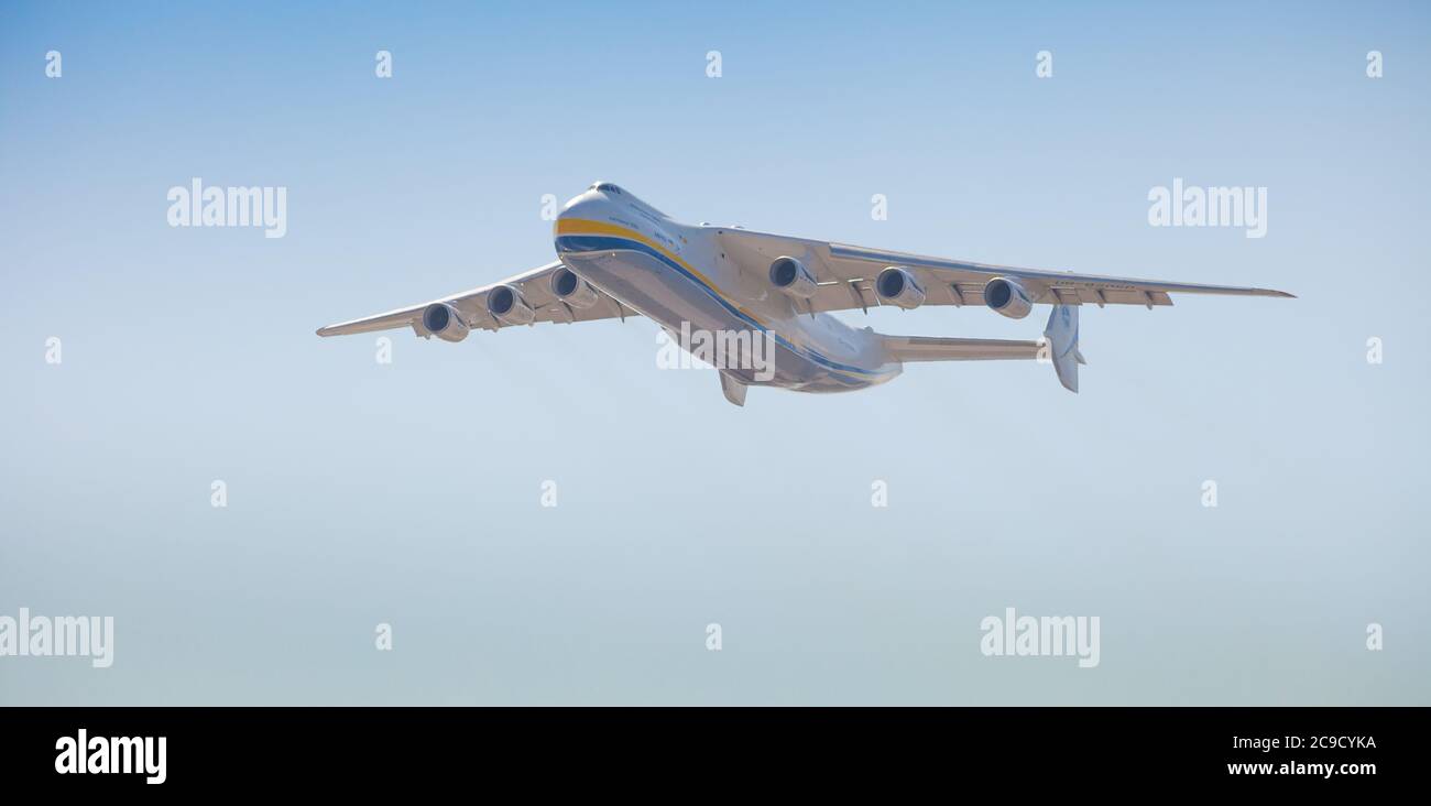 Ukraine, Kiev - 23 avril 2020 : le plus grand avion cargo au monde AN-225 MRIYA Antonov Airlines vole dans le ciel. Avion ukrainien volant. Air Banque D'Images