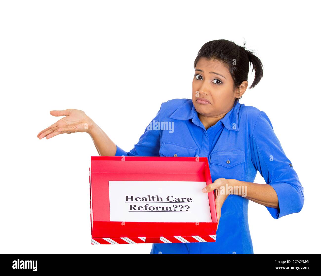 Portrait en gros plan d'une jeune femme sceptique confuse tenant un signe de réforme des soins de santé incertain de la couverture d'assurance universelle, isolée sur le ba blanc Banque D'Images