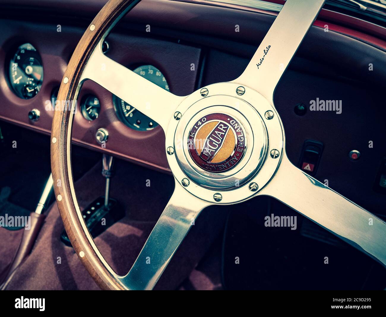 Volant Tableau de bord et tableau de bord d'une Jaguar XK140 dans une balance des couleurs quadrichromie, pris au salon automobile de Wrotham le 11th juin 2016 Banque D'Images