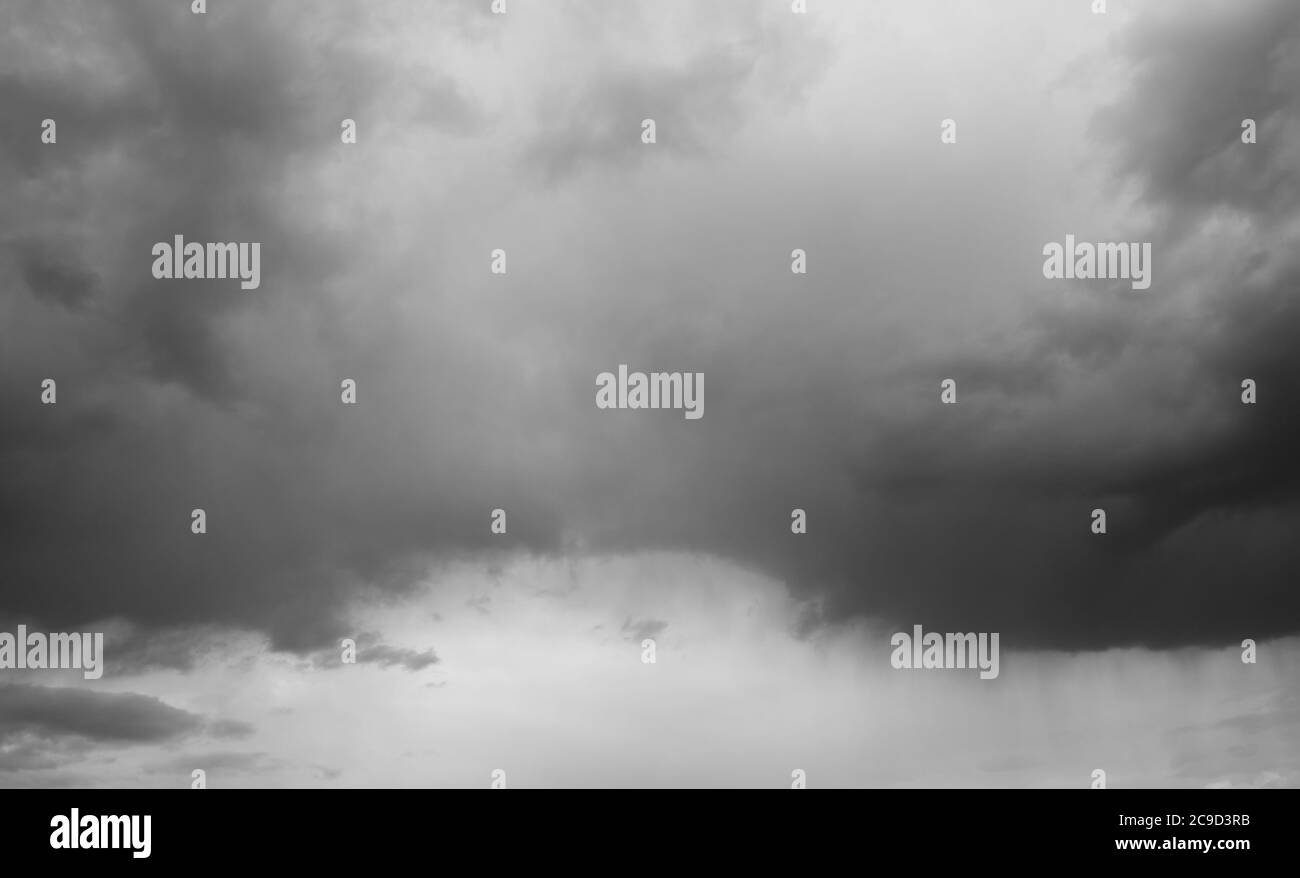 Majestueux nuages de basse pluie sur l'horizon. Ciel sombre et sombre avec nuages. Banque D'Images