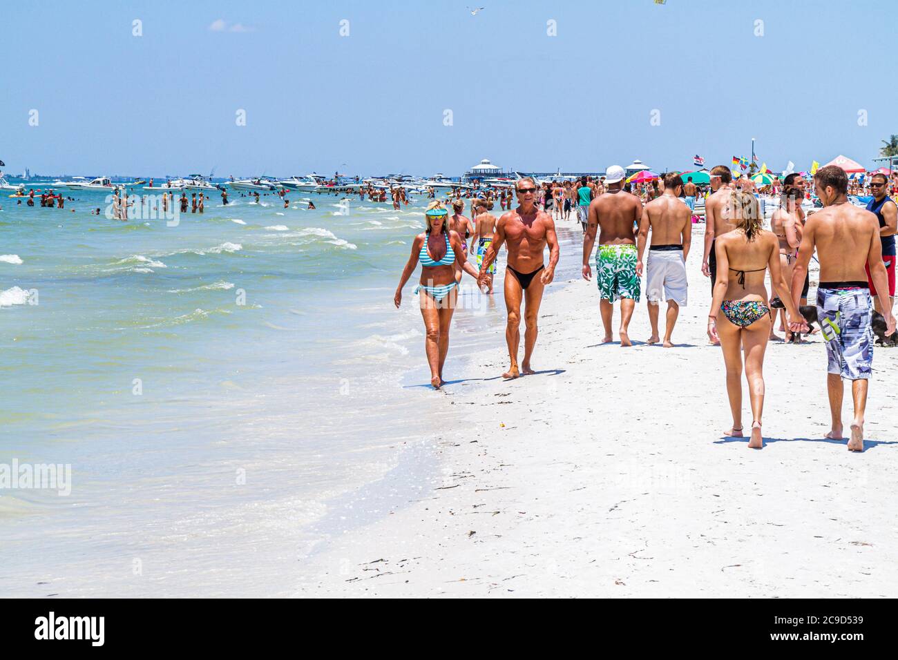 Pi.Fort Myers Beach Florida, côte du golfe du Mexique, bains de soleil, couples, les membres de la plage, les visiteurs voyage voyage visite touristique site touristique sites touristiques cu Banque D'Images