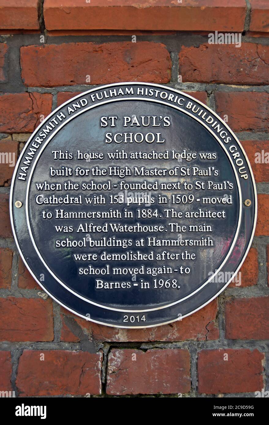 les bâtiments historiques de hammersmith et fulham regroupent une plaque marquant le site de la maison des maîtres de l'école st pauls, hammersmith, londres, angleterre Banque D'Images