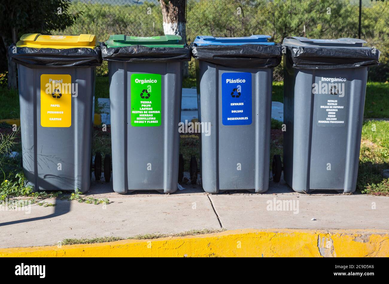Ciudad Juarez, Chihuahua, Mexique. Poubelles désignées pour recyclage et autres fins d'élimination. Banque D'Images