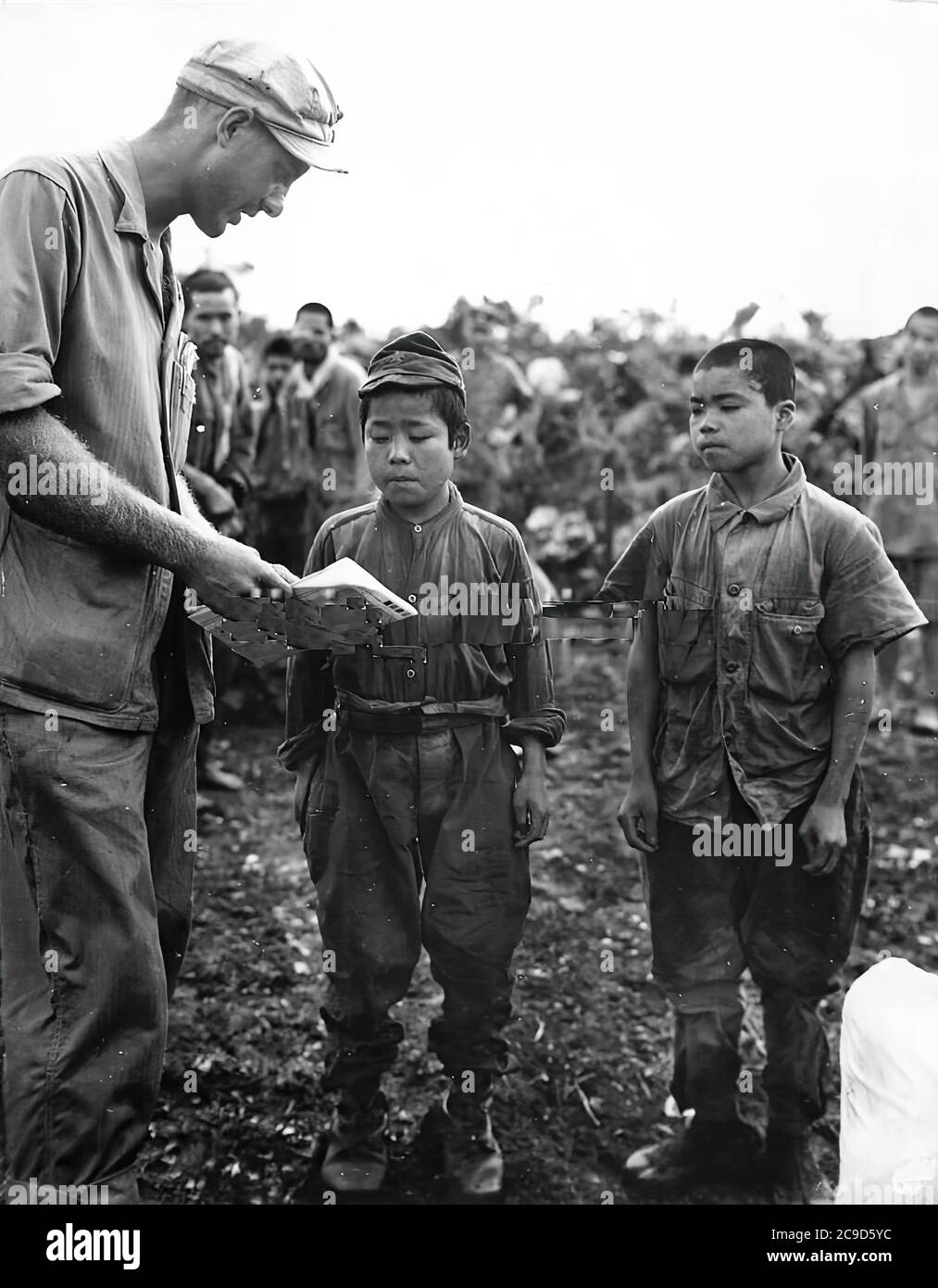La longue et sanglante bataille d’OKINAWA au Japon en 1945. La bataille a été l'une des plus sanglantes de la bataille sanglante et longue d'OKINAWA au Japon en 1945. La bataille a été l'une des plus sangsues du Pacifique Banque D'Images