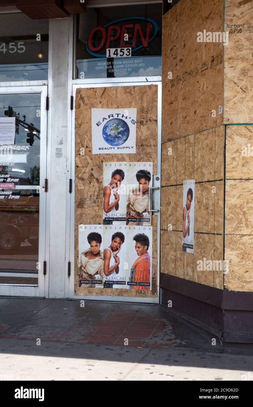 Porte et fenêtres à bord d'un magasin de beauté sur University Avenue. St Paul Minnesota MN États-Unis Banque D'Images