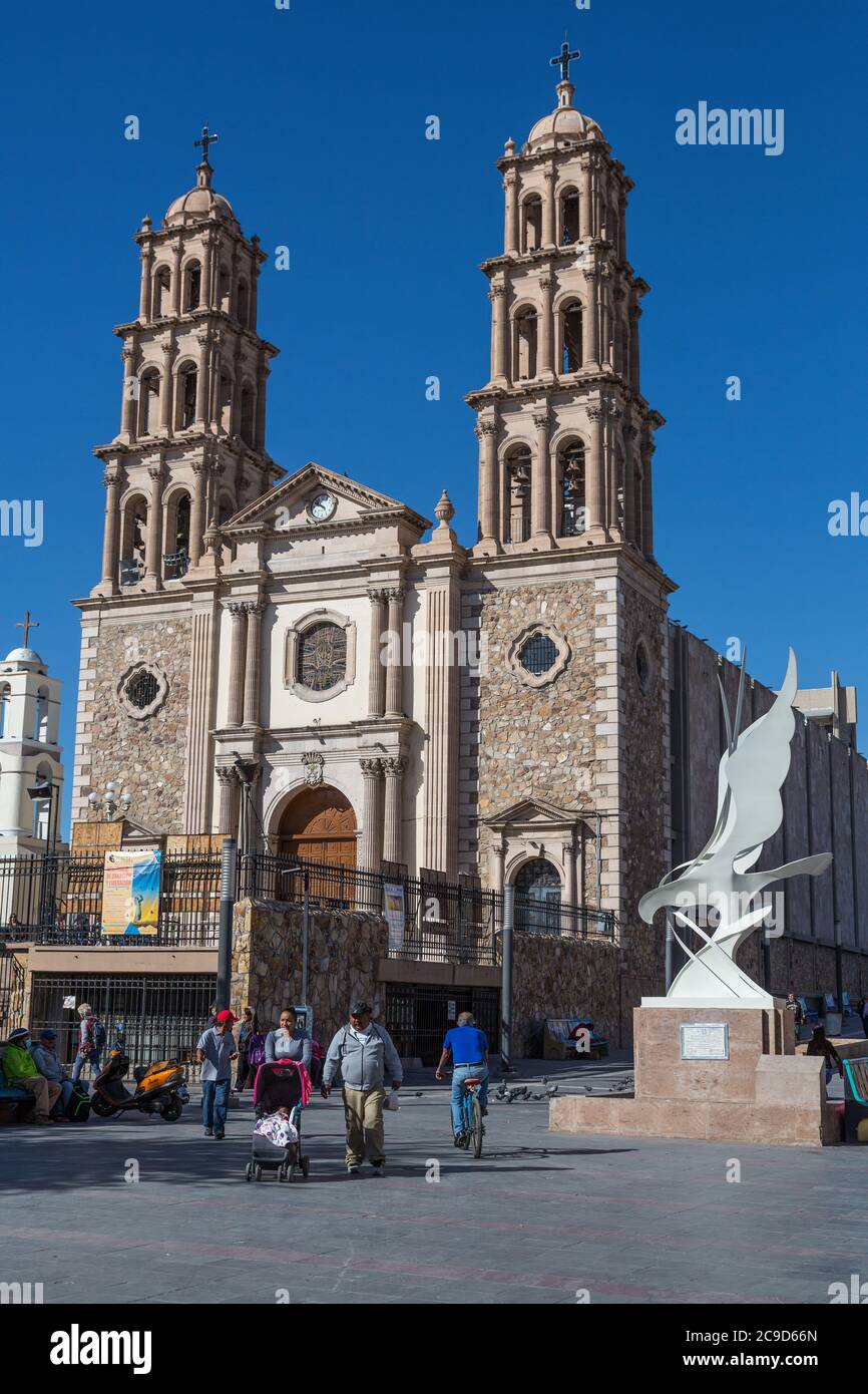 Ciudad Juarez, Chihuahua, Mexique. Cathédrale notre-Dame de Guadalupe en arrière-plan, Dove de la paix (la Paloma de la Esperanza) par Pedro Francisco à l'avant-garde Banque D'Images