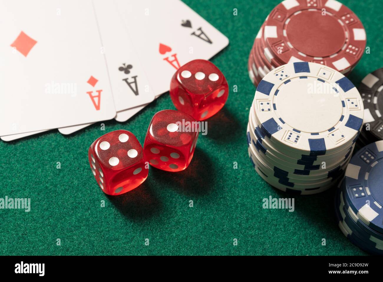 Des jetons de poker, cartes sur table verte. Casino jeu au concept. Banque D'Images