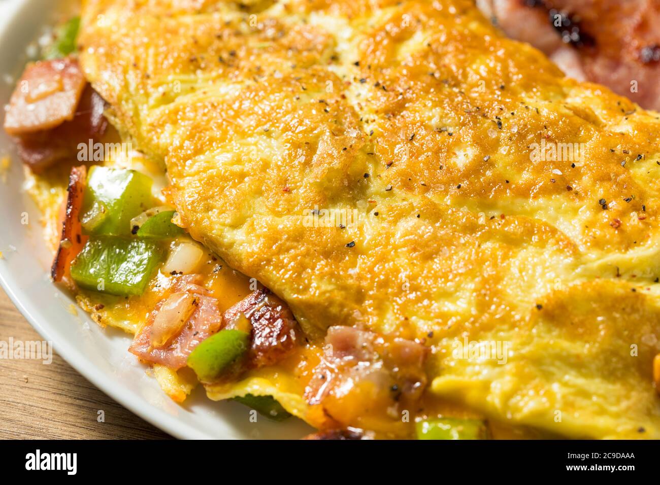 Omelette au jambon et au poivre maison avec fromage cheddar Banque D'Images