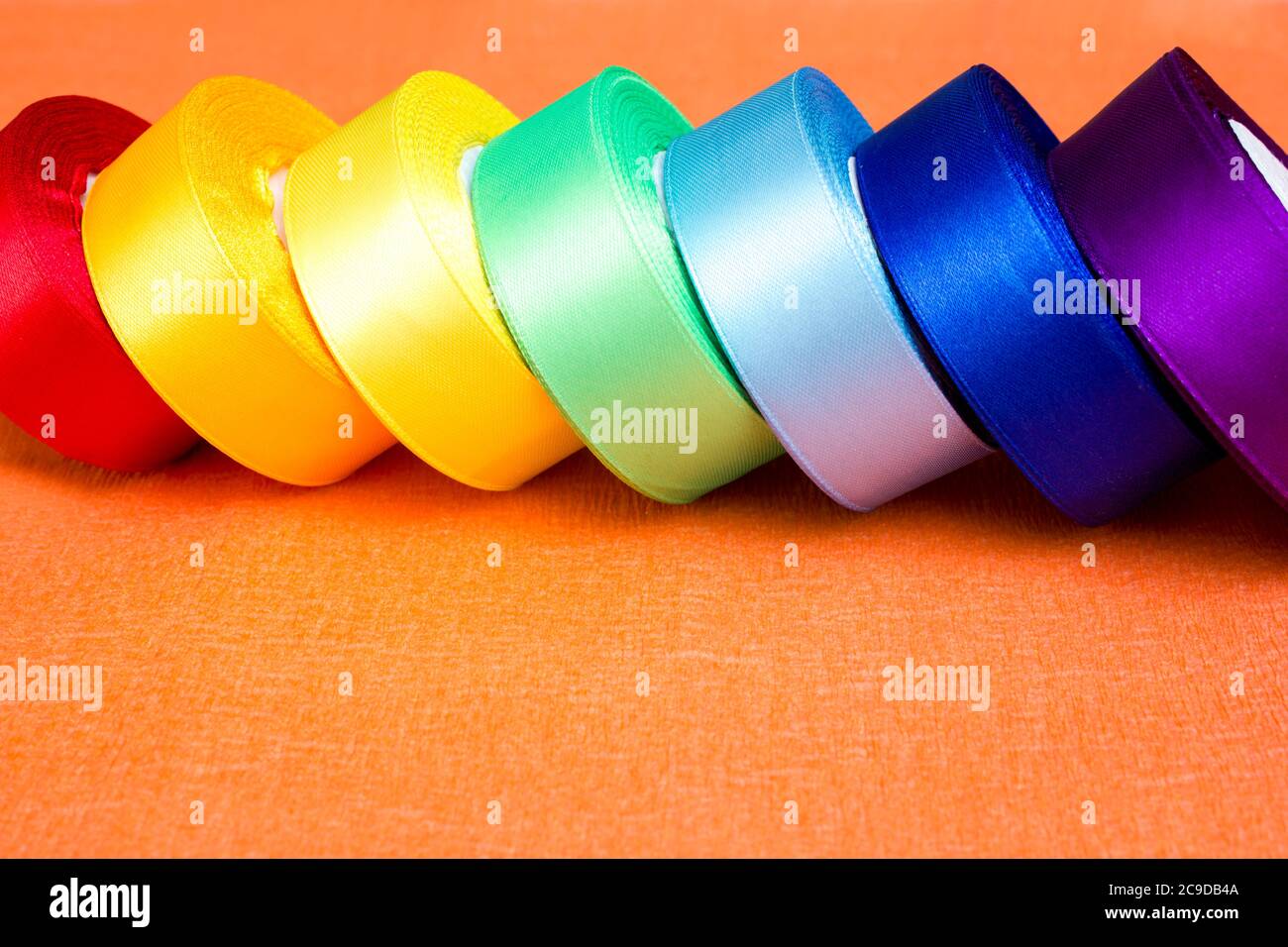 Rouleaux de rubans de satin multicolores - pour les passe-temps, l'artisanat Banque D'Images