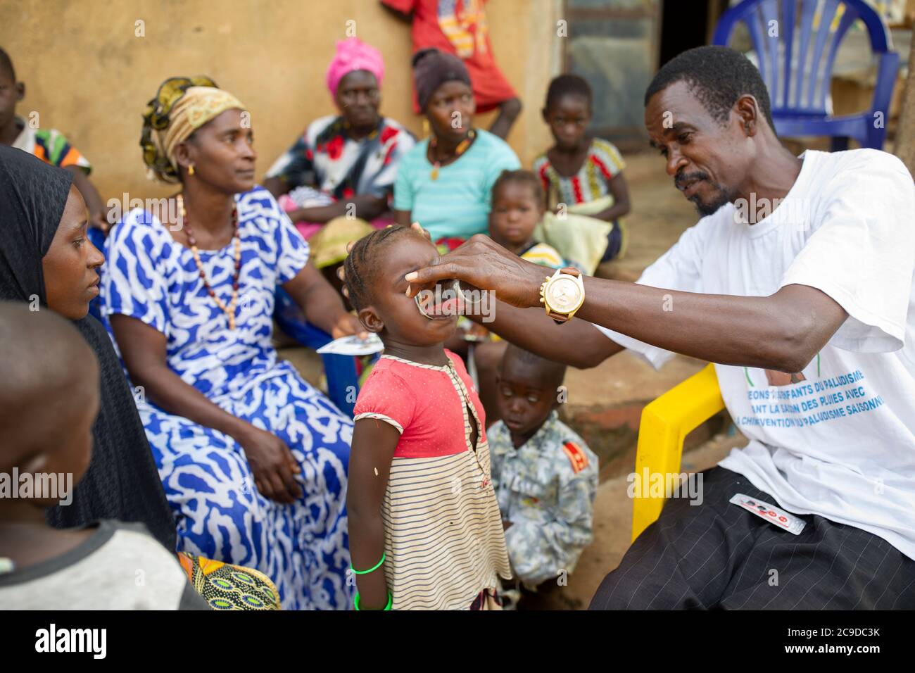 Un agent de santé communautaire administre une prophylaxie antipaludique aux enfants des villages de Dogomet, en Guinée, en Afrique de l'Ouest. Banque D'Images