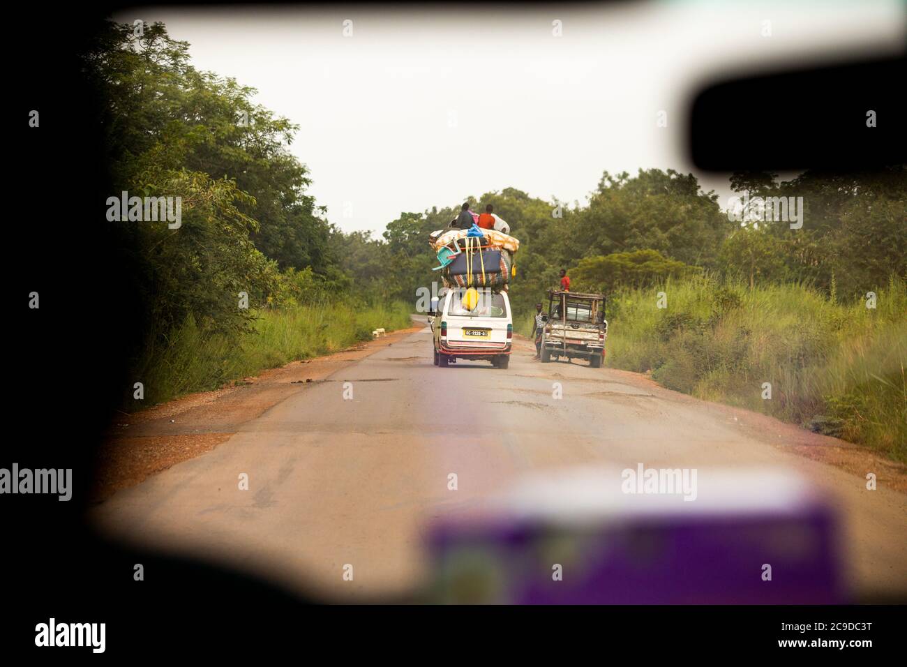 Un taxi surchargé dans les transports en commun se trouve sur l'autoroute à Dabola, en Guinée. Services de secours catholiques - Guinée. 13 octobre 2018. Photo de Jake Lyell. Banque D'Images