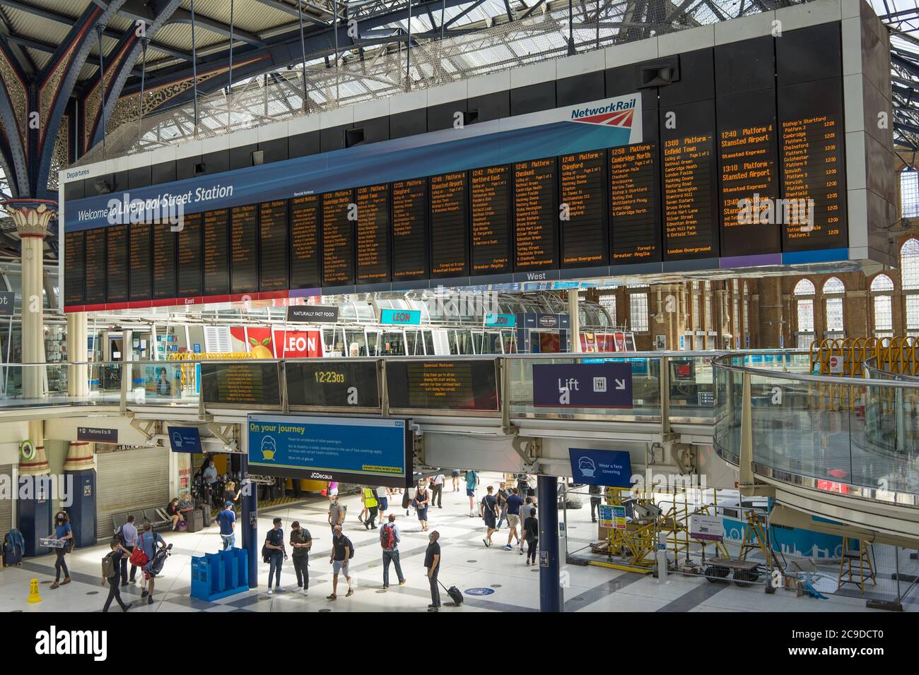 Le panneau de départ à la gare de Liverpool Street Station par une journée ensoleillée. Londres Banque D'Images