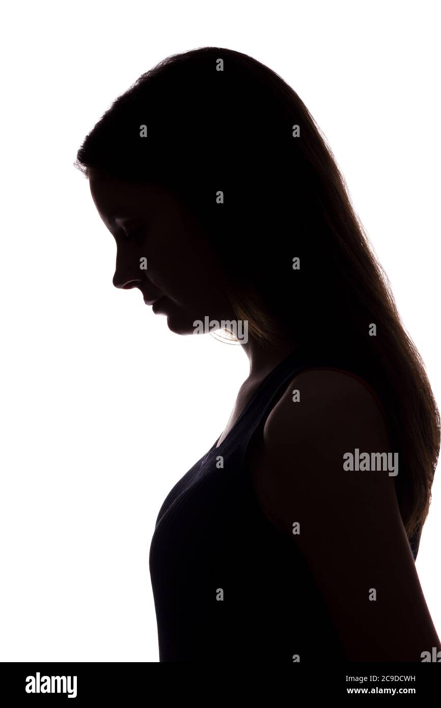 La jeune femme regarde vers le bas avec des cheveux coulant - vertical, silhouette isolée d'une vue de face Banque D'Images