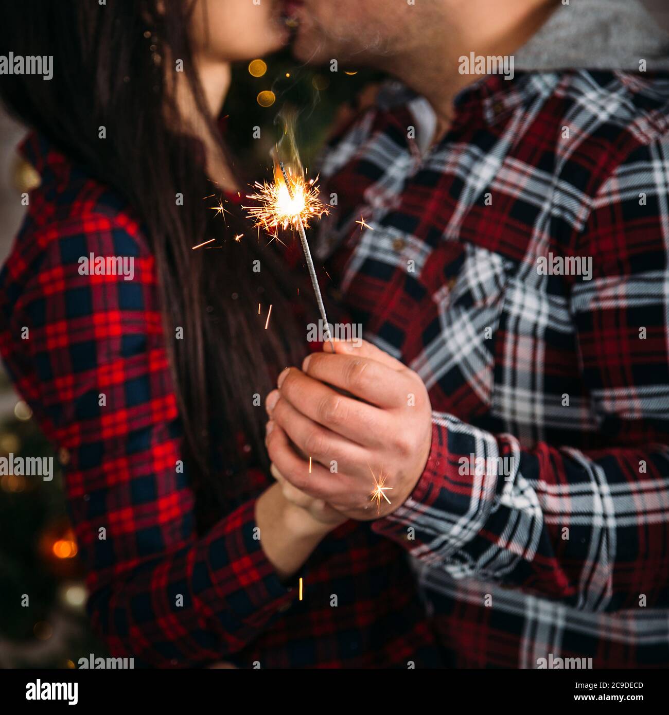 Portrait de famille de Noël de jeunes couples embrassant et tenant des spamisseurs. Vacances d'hiver Noël et concept du nouvel an Banque D'Images