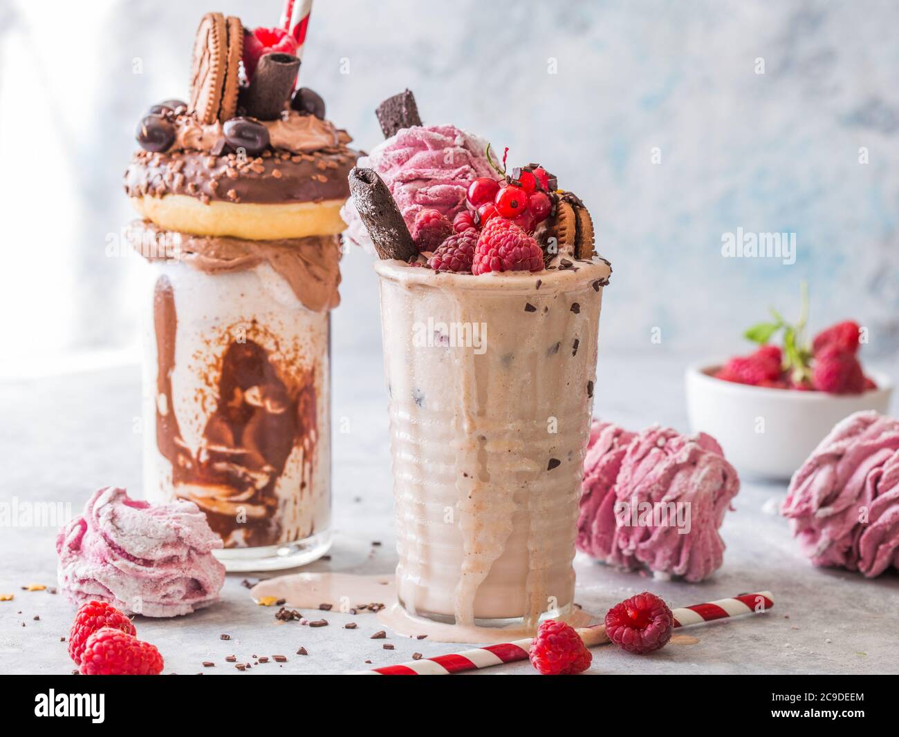 Délicieux milkshake glaçant au chocolat avec beignets et bonbons. Tendance à la fréakshake. Copier l'espace Banque D'Images