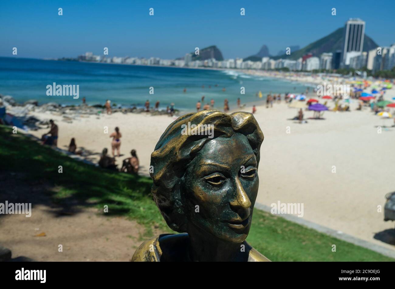 Statue de Clarice Lispector à la plage de Leme, romancier brésilien et écrivain de courts-récits acclamé internationalement - plage de Copacabana en arrière-plan. Banque D'Images
