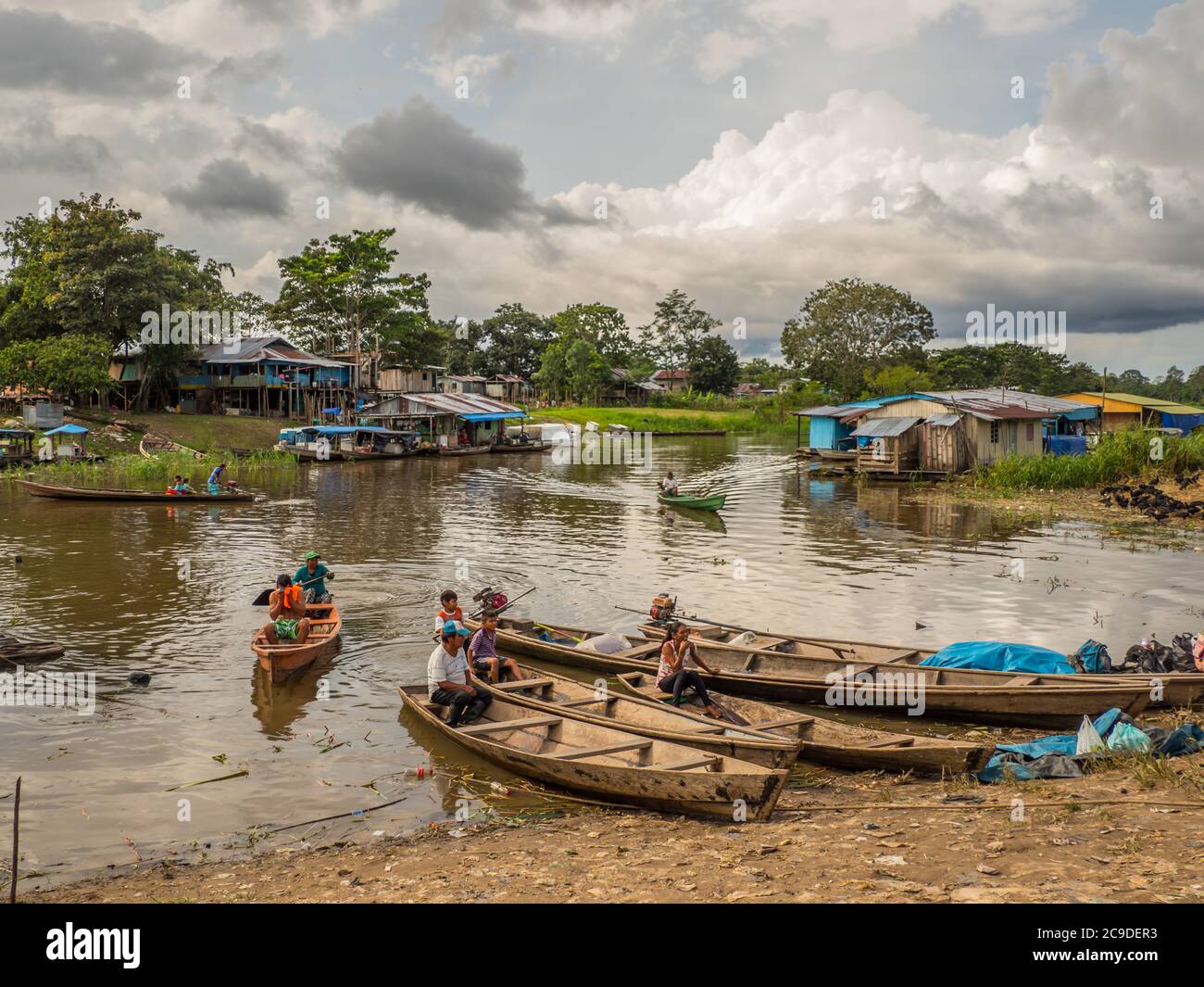 Leticia, Amazonas, Colombie, 29 novembre 2019 : petits canoës en bois dans le port de Leticia pendant la basse saison des eaux. Ils sont appelés 'peque peque' be Banque D'Images