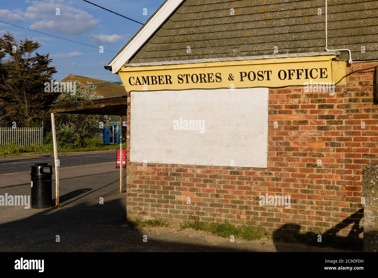 Un bureau de poste et un magasin de carrossage fatigués. Banque D'Images