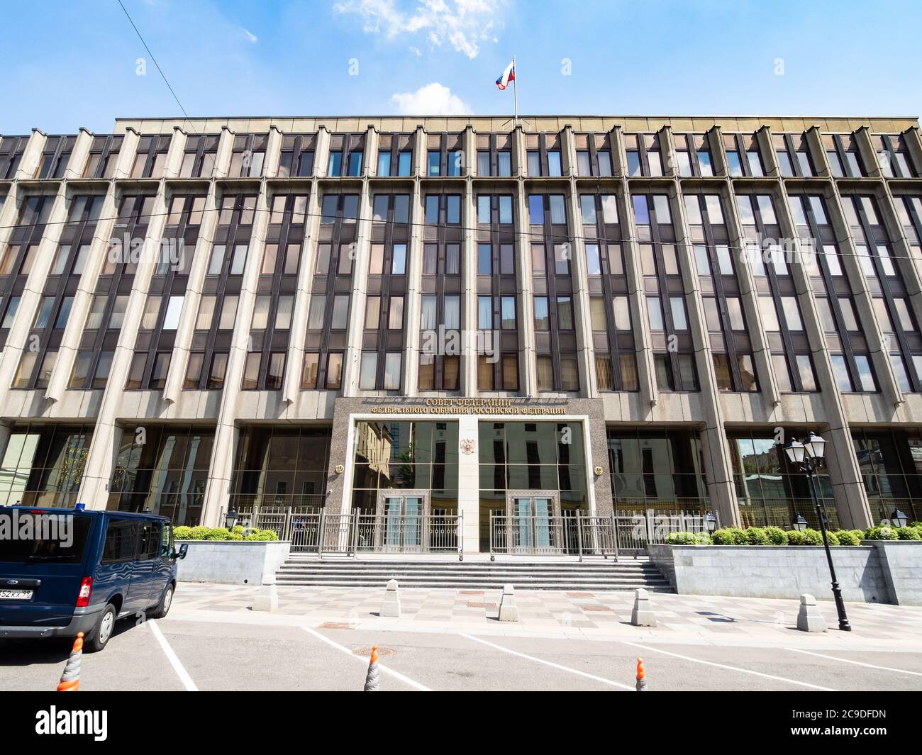 MOSCOU, RUSSIE - 12 JUILLET 2020 : façade du bâtiment du Conseil de la Fédération de l'Assemblée fédérale de la Fédération de Russie sur Bolshaya Dmitrovka Stree Banque D'Images