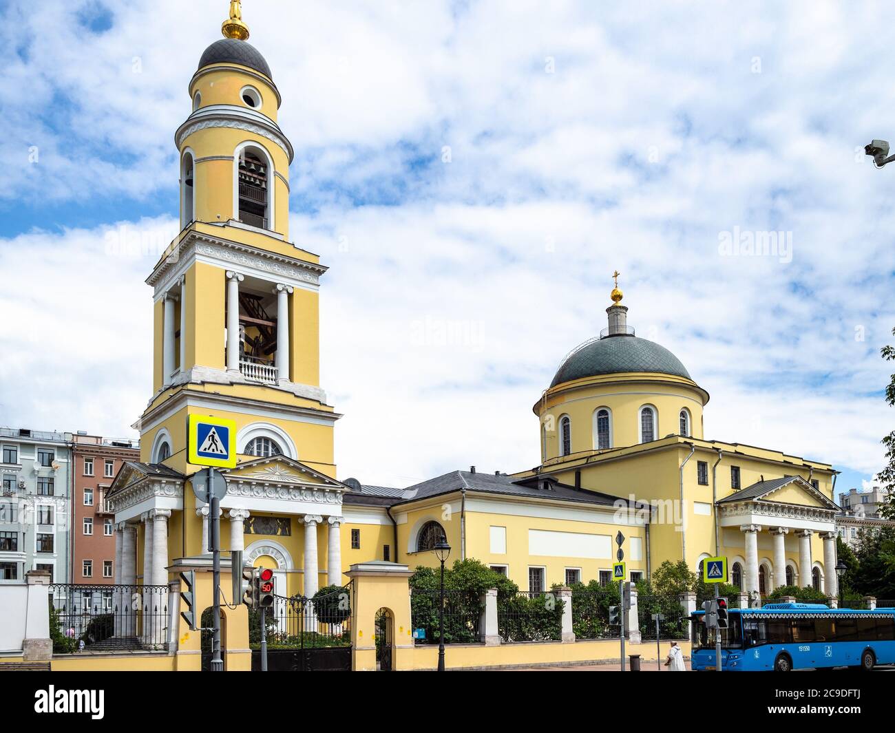 MOSCOU, RUSSIE - 19 JUILLET 2020 : ascension de la Grande Église du Christ sur la rue Bolshaya Nikitskaya et la place Nikitskiye Vorota dans la ville de Moscou. Le Banque D'Images