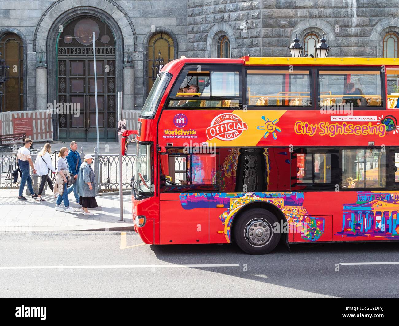 MOSCOU, RUSSIE - 25 JUILLET 2020 : vue des touristes et du bus touristique sur l'arrêt près de la cathédrale du Christ Sauveur lors de la visite touristique sur l'excu Banque D'Images
